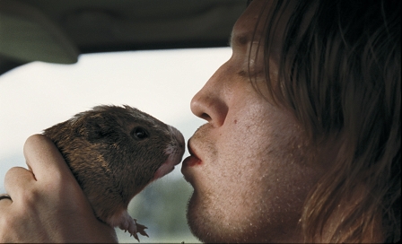 nicholas ofczarek küsst ein meerschweinchen. szenenbild aus "am ende der tages" 